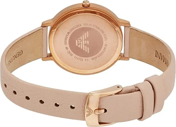 Attache bracelet Emporio Armani AR2510 en cuir nude cousu main, boucle ardillon or rose finement gravée du logo