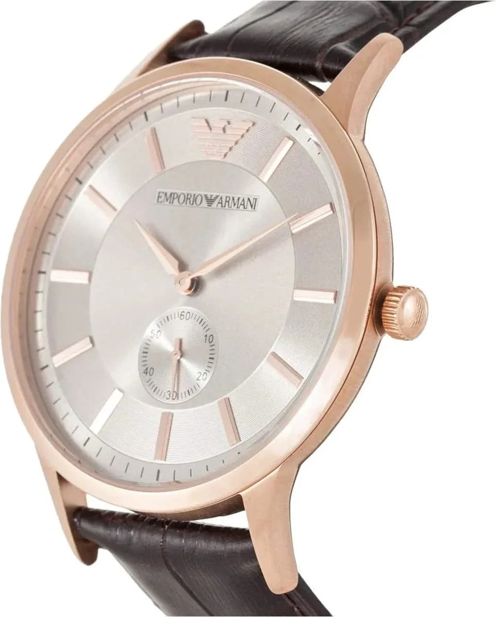 Visage cadran Emporio Armani AR9101 avec index appliqués en acier et aiguilles dauphine, date à 3h et minuterie chemin de fer