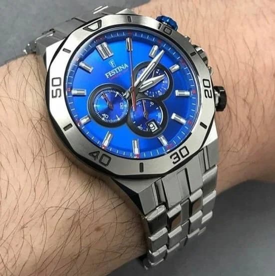 Attache bracelet Festina F20448/2 en acier inoxydable brossé avec fermoir déployant double sécurité et logo Festina gravé