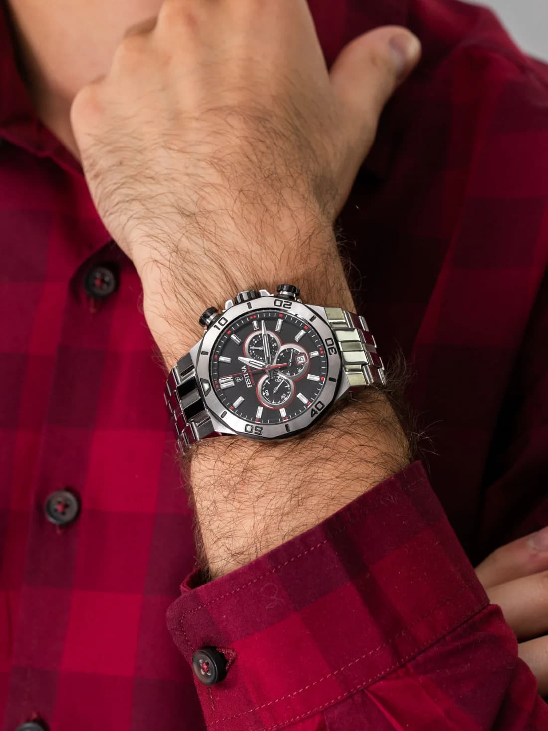 Visage cadran Festina F20448/4 dévoile index bâtons argentés, aiguilles dauphine et guichet date à 4h30