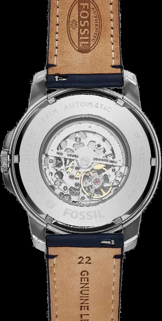 Visage cadran Fossil ME3111 dévoile aiguilles luminescentes et guichet date à 3h sur fond bleu texturé
