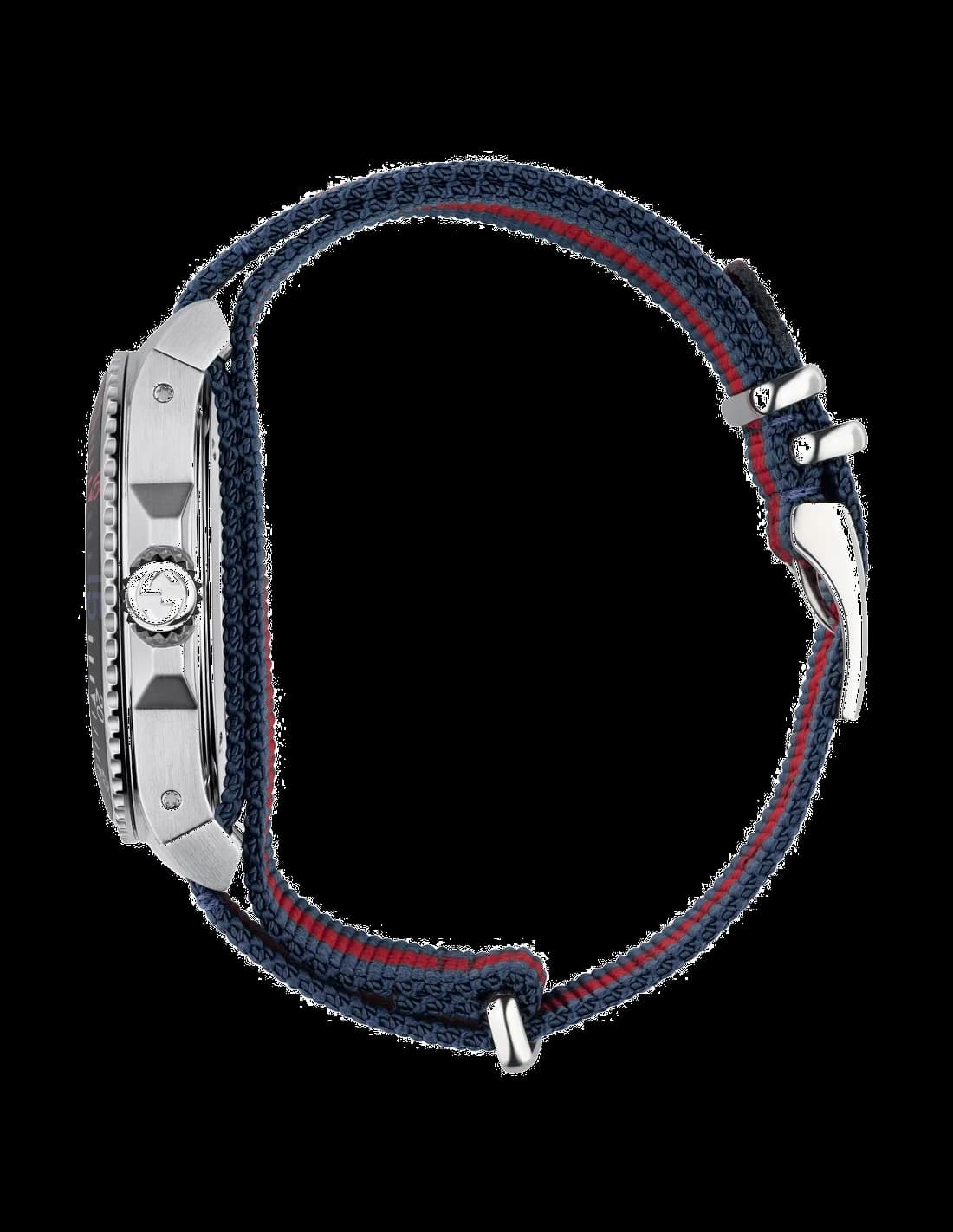 Attache bracelet Gucci YA136210 en nylon bleu et rouge avec fermoir déployant acier, double boucle sécurisée
