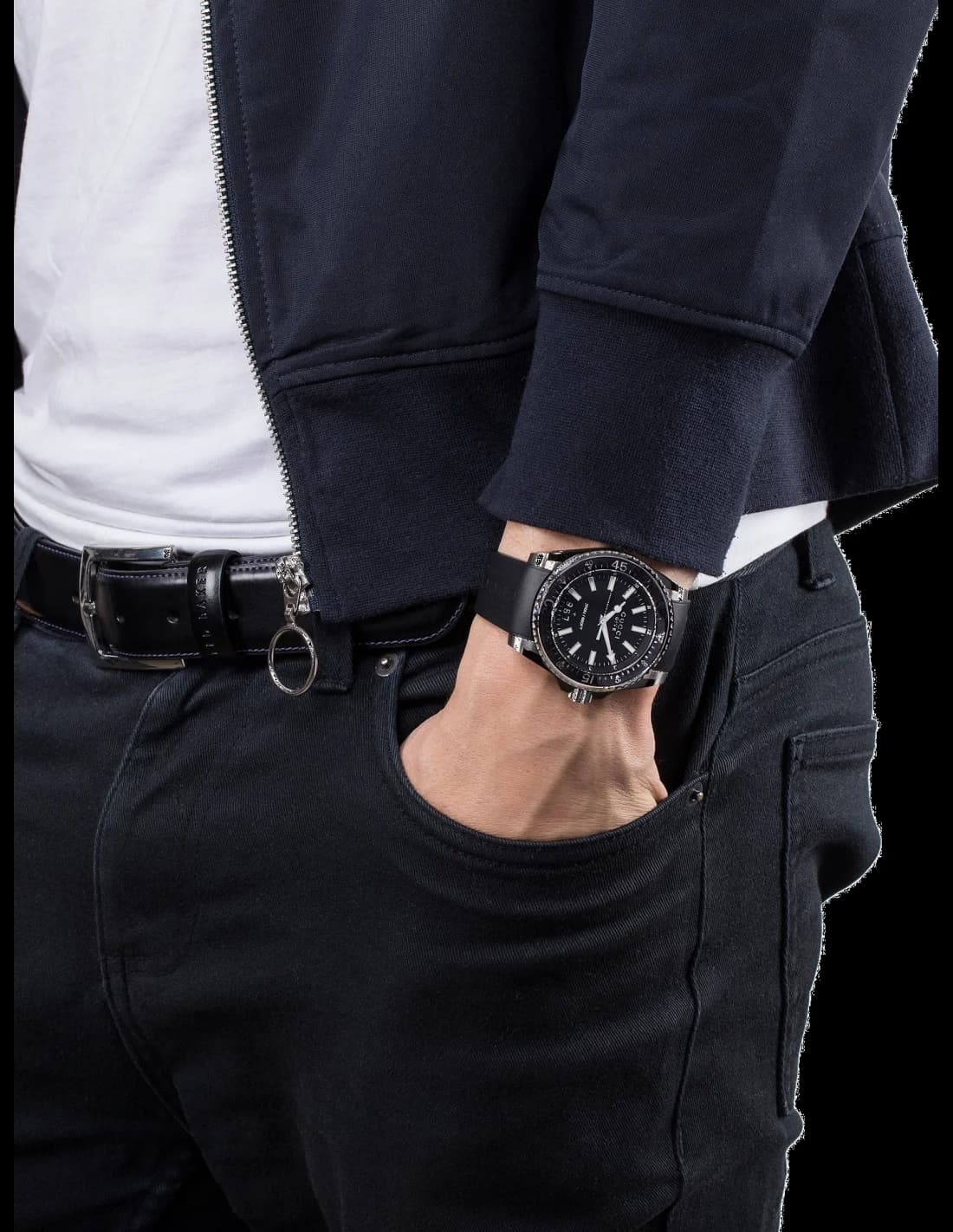 Attache bracelet Gucci YA136204 en caoutchouc noir texturé, boucle ardillon en acier inoxydable, ajustement confortable