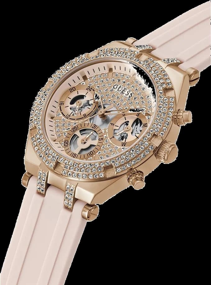 Visage cadran Guess GW0407L3 affichant un cadran rose avec index dorés, aiguilles en forme de bâton et complications date à 3 heures