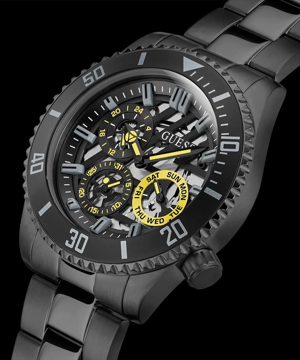Visage cadran Guess GW0488G3 avec compteurs multifonctions à 6h, 9h et 12h sur fond noir texturé