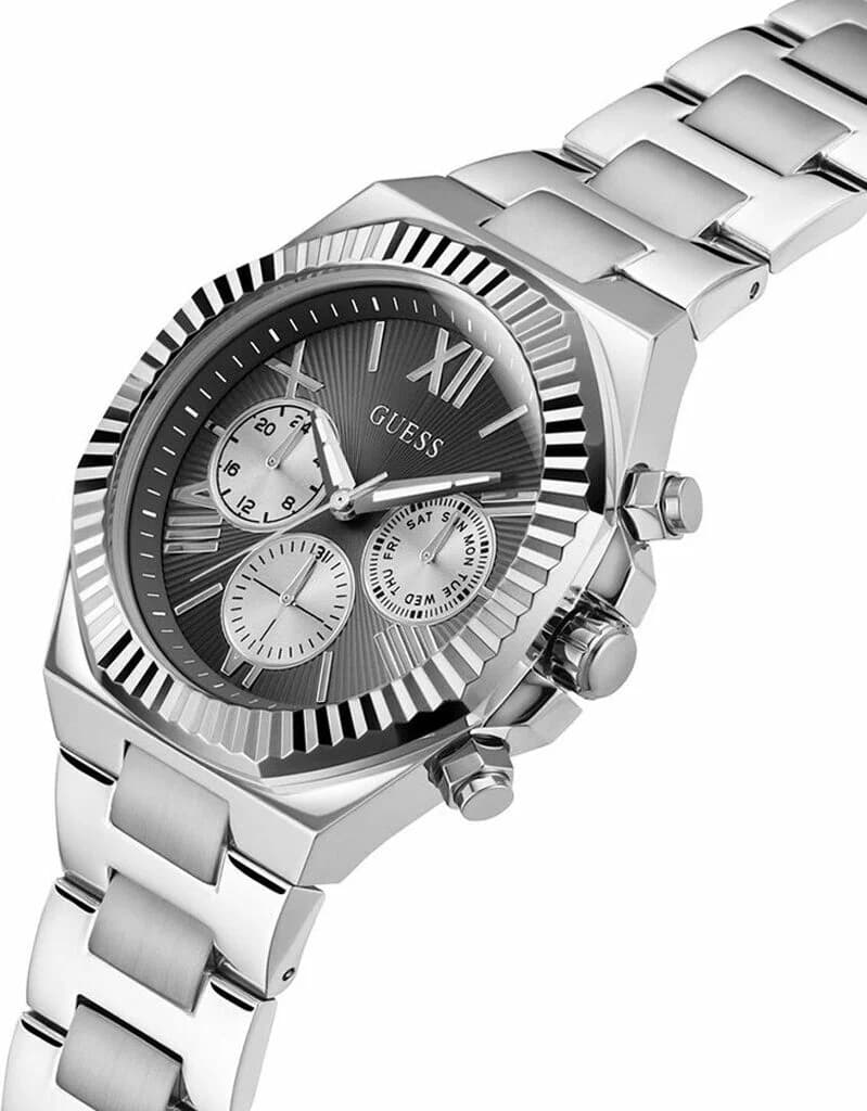 Visage cadran Guess GW0703G1 dévoile ses compteurs multifonctions sur fond noir, aiguilles luminescentes et guichet dateur à 4h30