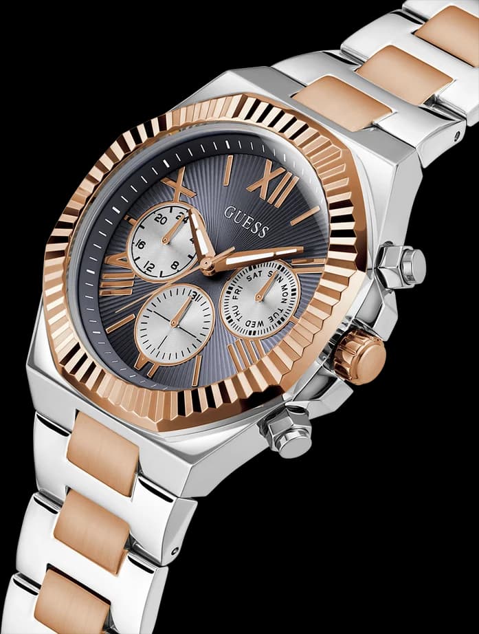 Visage cadran Guess GW0703G4 dévoile index bâtons argentés, aiguilles luminescentes et date à 3h