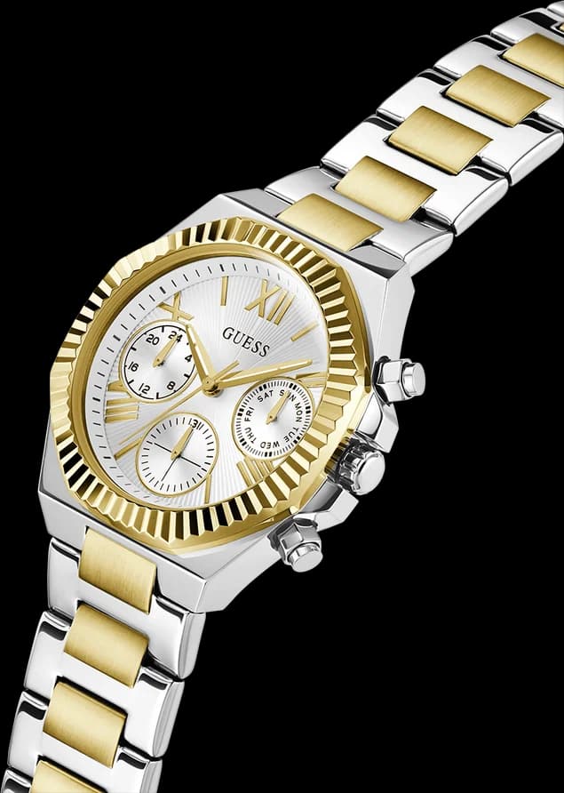 Visage cadran Guess GW0769L3 affichant quatre sous-cadres pour date, jour, mois et 24h sur fond soleil