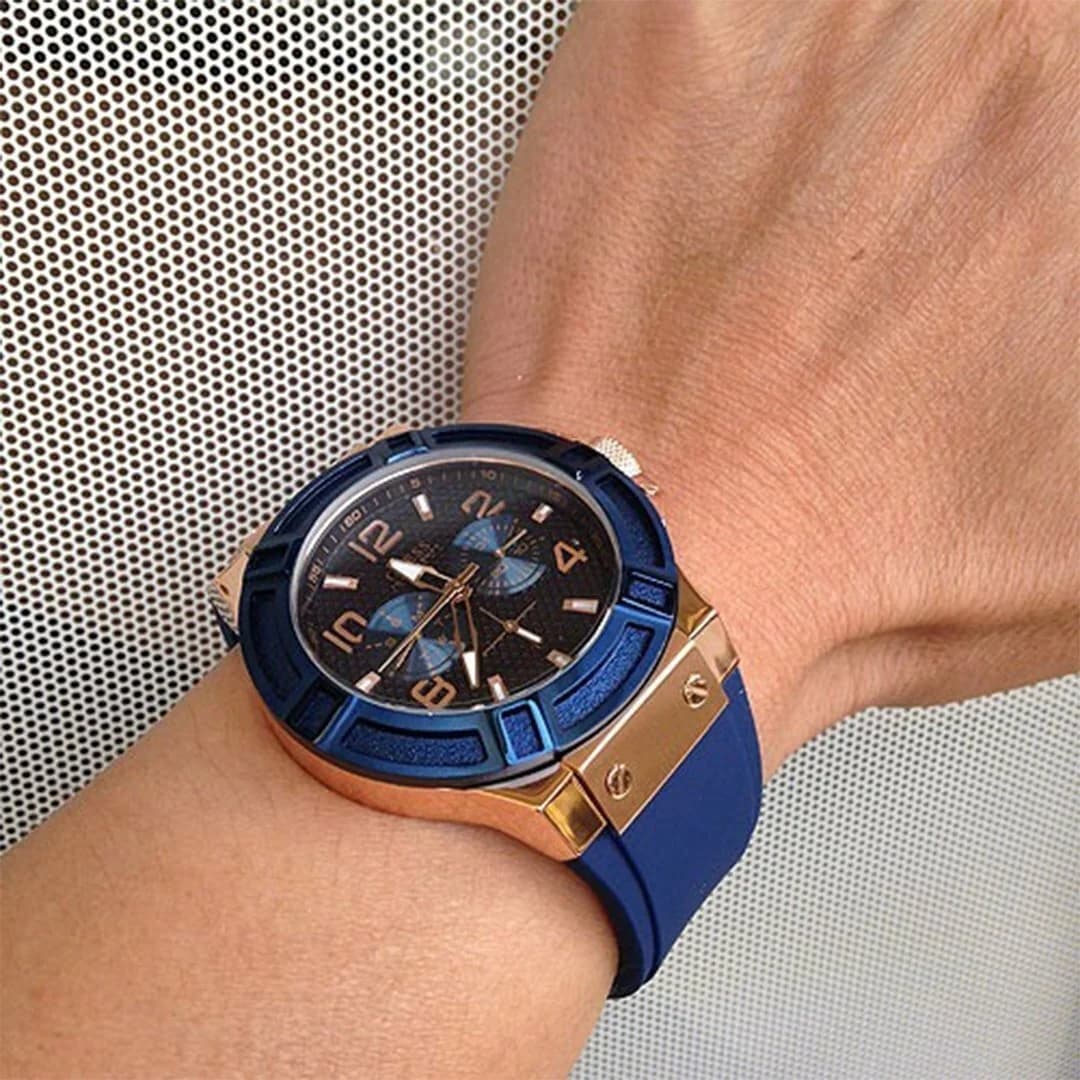 Attache bracelet Guess W0247G3 en silicone bleu texturé, fermoir boucle ardillon en acier doré rose, matière résistante et confortable