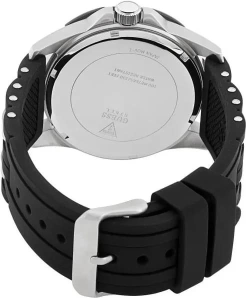 Attache bracelet Guess W0366G1 en silicone noir texturé avec boucle ardillon, confort et durabilité pour usage quotidien