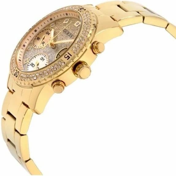 Visage cadran Guess W0774L5 blanc perlé avec index à cristaux et aiguilles dorées en forme de bâton pour une lisibilité élégante