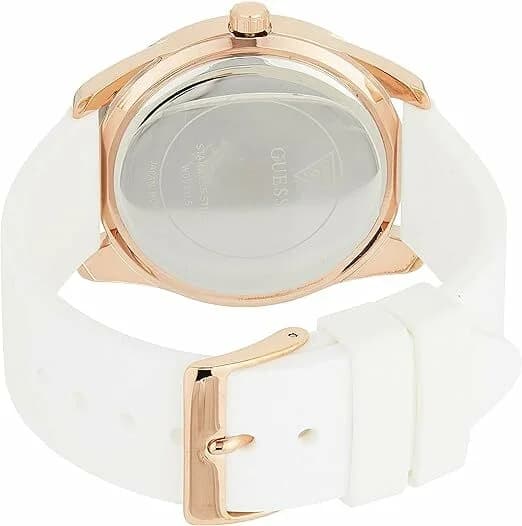 Attache bracelet Guess W0911L5 en silicone blanc texturé avec boucle ardillon dorée et logo Guess gravé, confort hypoallergénique