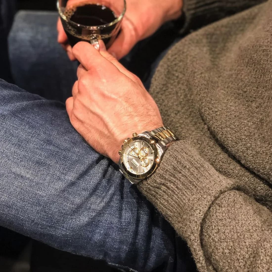 Lunette boîtier Hugo Boss 1512960 en acier bicolore 42 mm, lunette fixe polie, verre saphir et couronne crantée pour une étanchéité 100 m