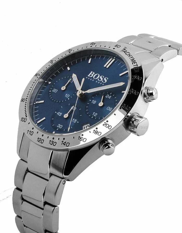 Visage cadran Hugo Boss 1513582 où les index appliqués et la date à 3h structurent l'espace sur fond bleu dégradé