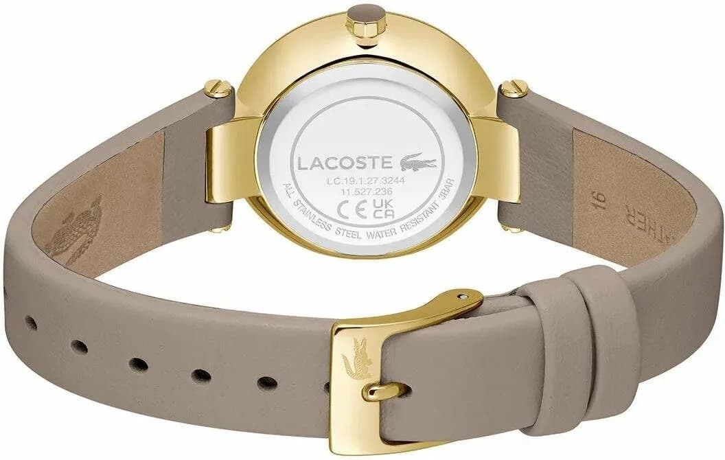 Attache bracelet Lacoste 2001334 en cuir taupe cousu, boucle ardillon acier signée Lacoste, finition grainée souple