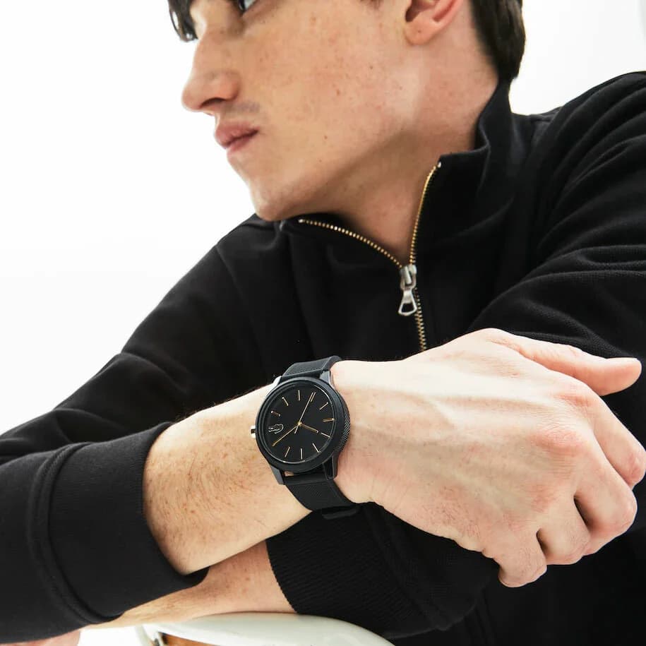 Attache bracelet Lacoste 2011010 en silicone noir texturé, boucle ardillon signée Lacoste, confort sportif