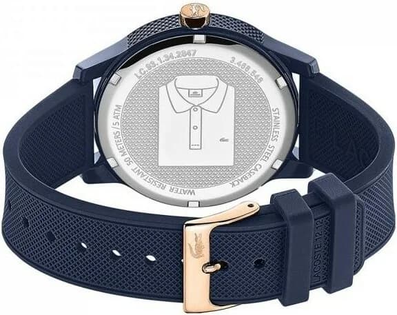 Attache bracelet Lacoste 2011011 en silicone bleu texturé, fermoir boucle ardillon signé Lacoste