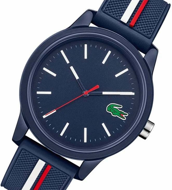 Visage cadran Lacoste 2011070 dévoile index bâtons argentés et aiguilles dauphine sur fond bleu texturé