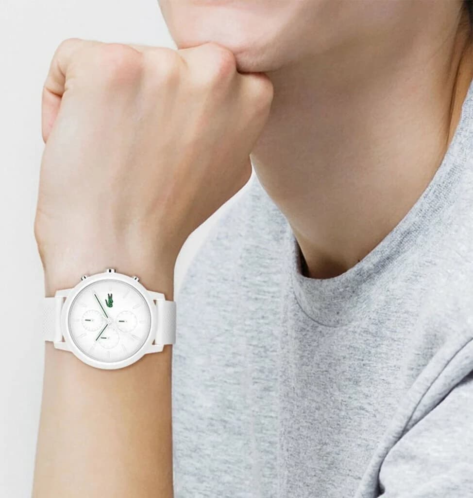 Lunette boîtier Lacoste 2011246 en acier fini brossé, lunette fixe lisse, poussoirs pompe chronographe et couronne crantée
