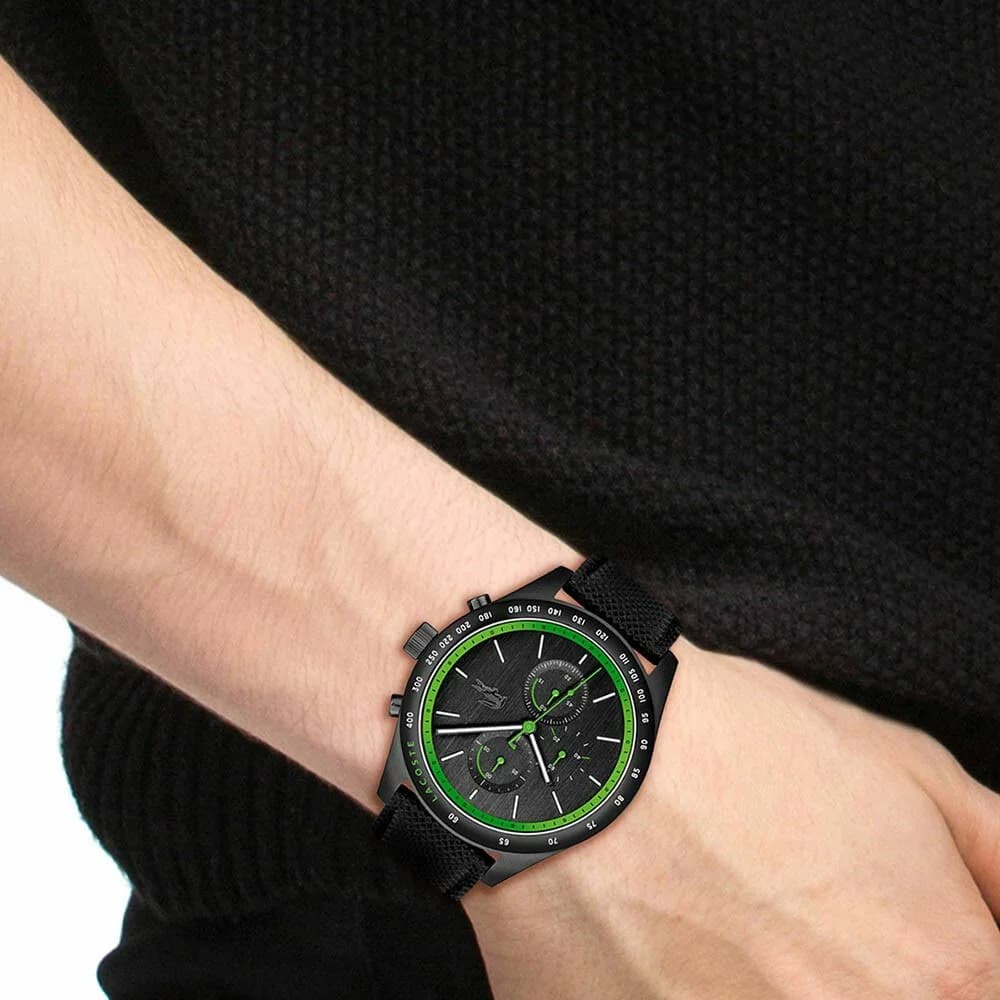 Attache bracelet Lacoste 2011296 en cuir noir cousu main, boucle ardillon signée Lacoste, finition grainée