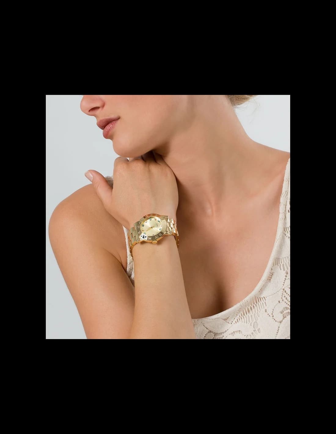 Lunette boîtier Marc Jacobs MBM3215 montre boîtier rond en acier doré 36 mm, lunette lisse sertie de cristaux scintillants pour un éclat raffiné