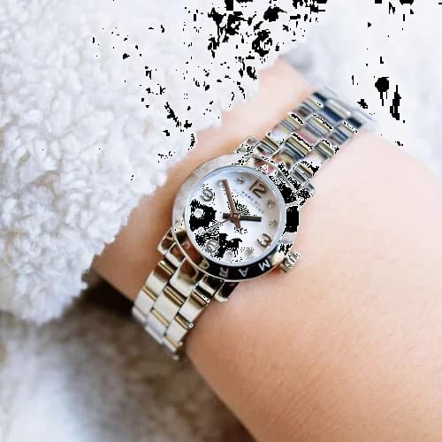 Attache bracelet Marc Jacobs MBM3225 en acier inoxydable bicolore, maillons polis et satinés, fermoir déployant sécurisé