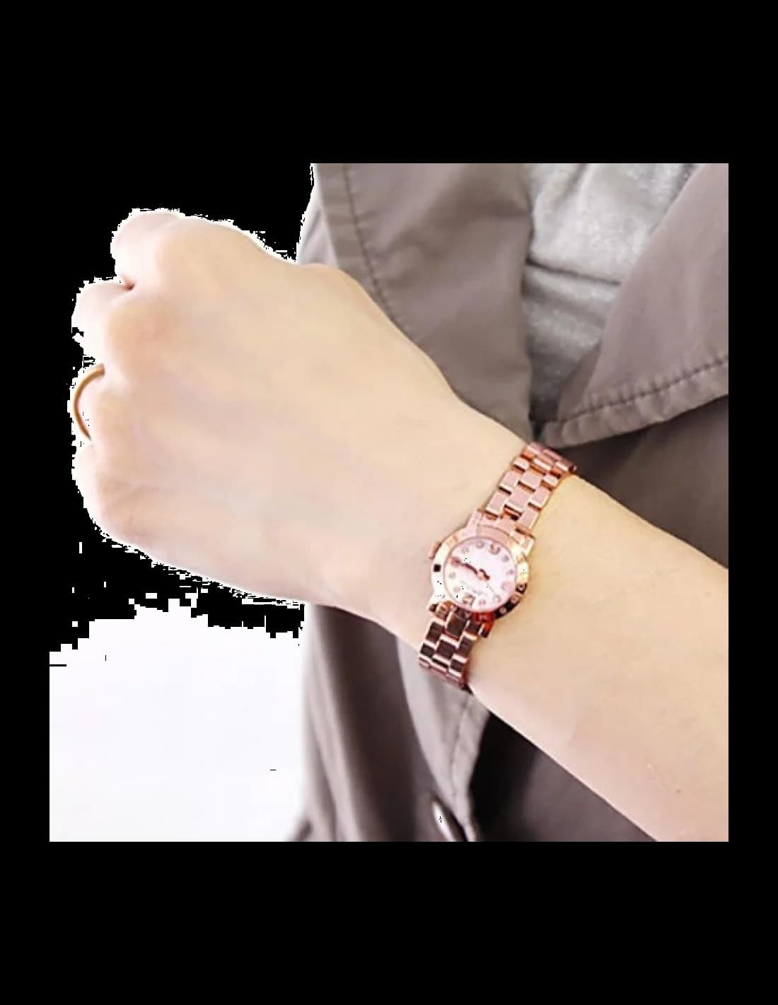 Attache bracelet Marc Jacobs MBM3227 en acier inoxydable doré, fermoir déployant double sécurité, cuir blush
