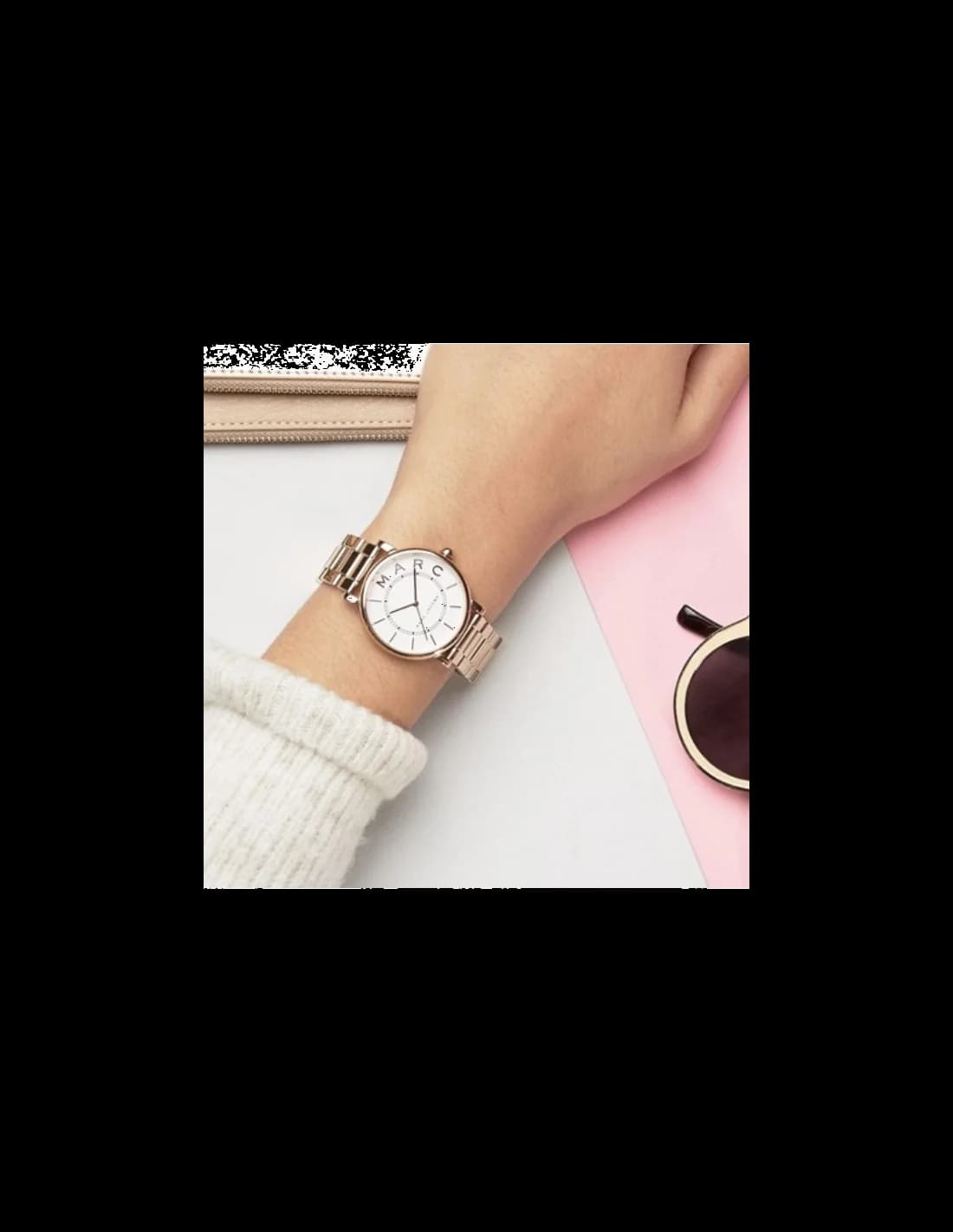 Visage cadran Marc Jacobs MJ3521 aux index romains dorés, aiguilles dauphine et guichet date à 3h