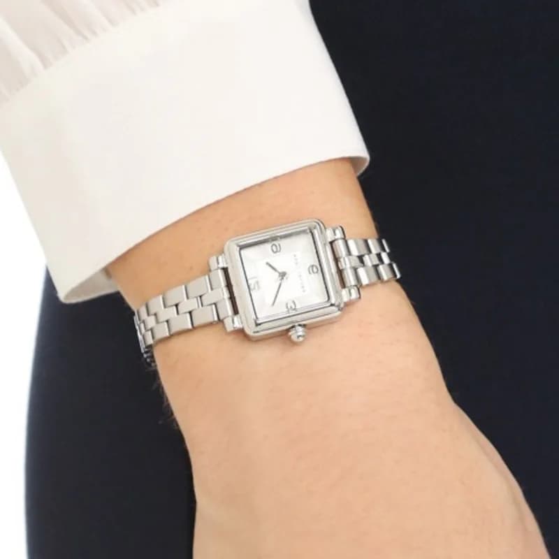 Visage cadran Marc Jacobs MJ3529 aux index bâtons dorés, aiguilles dauphine et date à 3h laqué