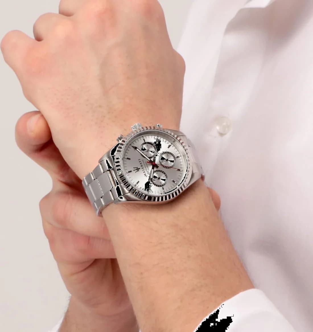 Attache bracelet Maserati R8853100018 avec bracelet acier massif à triple maillons et fermoir déployant double sécurité