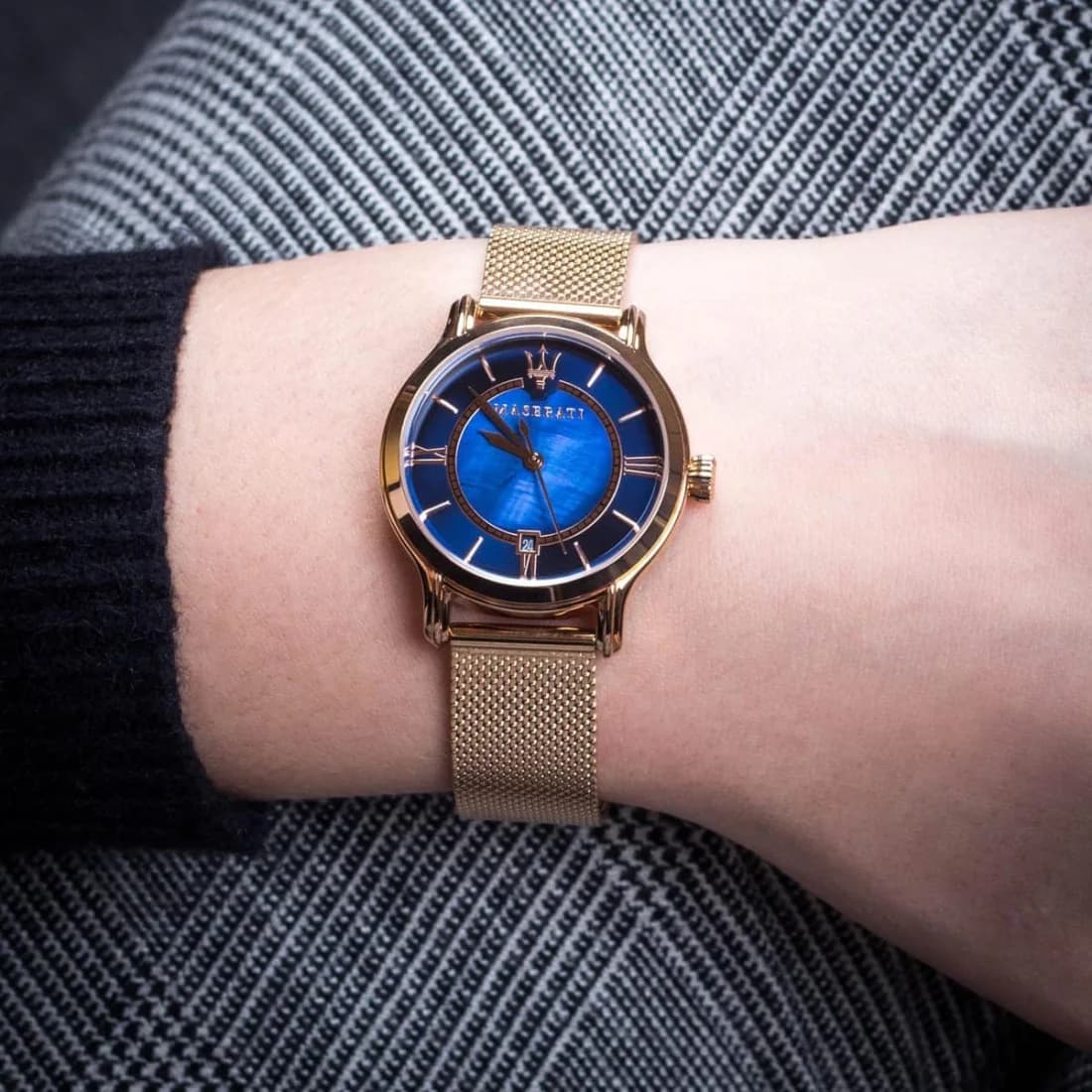 Montre Maserati R8853118503 femme cadran bleu bracelet maille or rose vue 3