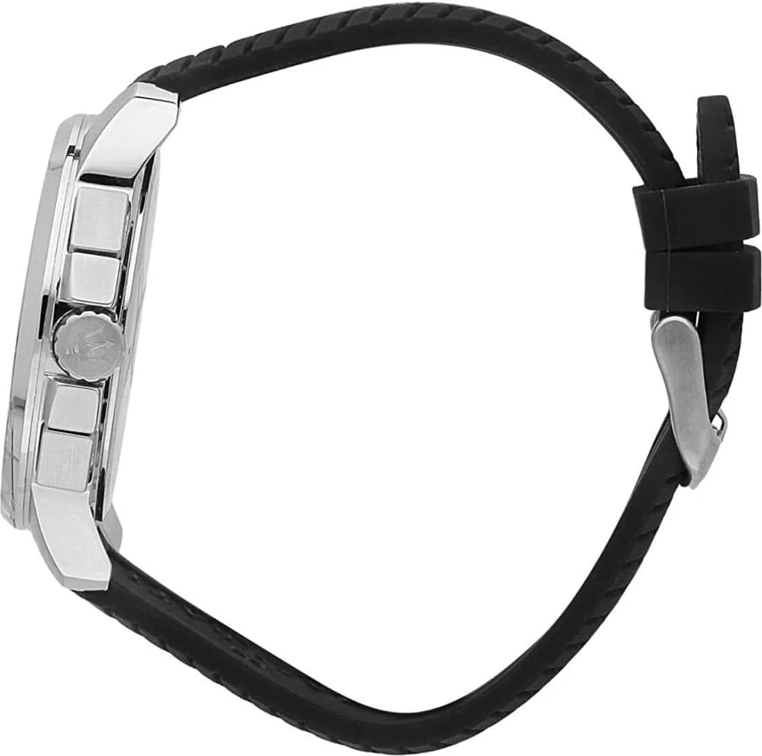 Attache bracelet Maserati R8871621014 en caoutchouc noir texturé, boucle déployante en acier gravée du trident Maserati