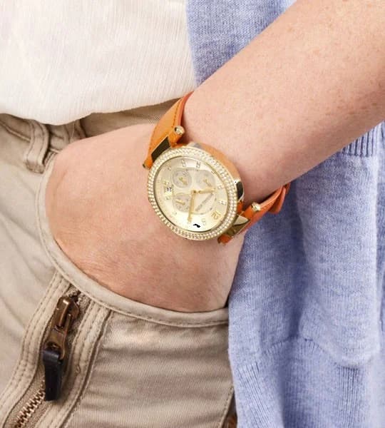 Attache bracelet Michael Kors MK2279 en cuir orange vif avec coutures contrastées, fermoir déployant en acier inoxydable gravé MK