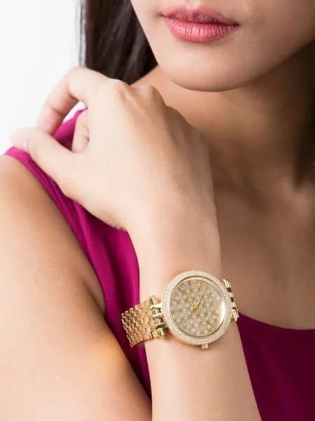 Attache bracelet Michael Kors MK3398 en acier doré, maillons polis et satinés, fermoir déployant double sécurité