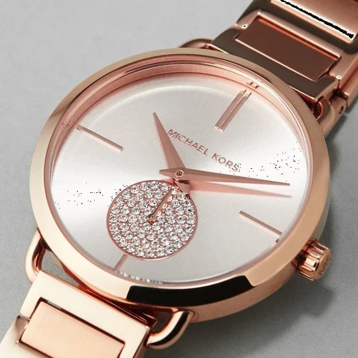 Attache bracelet Michael Kors MK3640 en acier inoxydable bicolore or rose et argent, maillons lisses et fermoir déployant sécurisé