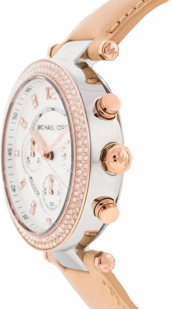 Visage cadran Michael Kors MK5633 proposant index appliqués dorés, aiguilles dauphine et date à 3h, lisibilité optimale