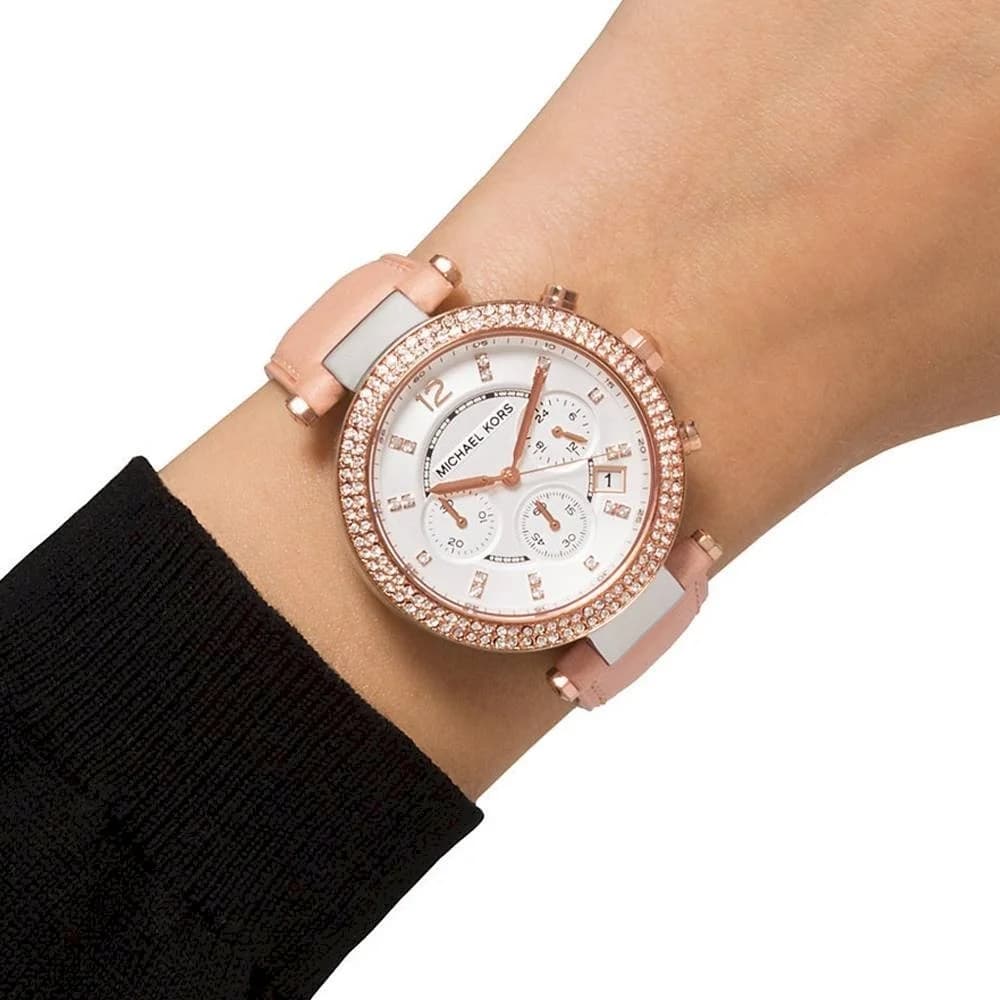 Attache bracelet Michael Kors MK5633 en cuir beige avec coutures contrastantes, fermoir boucle ardillon en métal doré, confort assuré