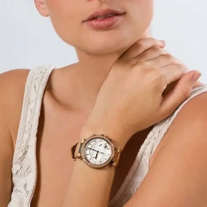Lunette boîtier Michael Kors MK5633 en acier doré au verre minéral, profil fin de 10 mm, étanchéité 50 mètres