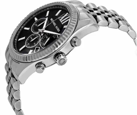 Visage cadran Michael Kors MK5708 dévoile un guichet date à 4h30 et trois compteurs chronographe sur fond noir mat
