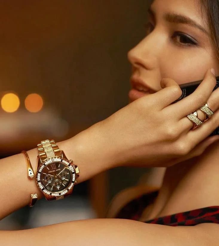 Lunette boîtier Michael Kors MK5875 en acier IP or rose de 38mm, lunette lisse fixe ornée de 60 cristaux et verre minéral bombé