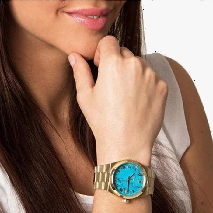 Attache bracelet Michael Kors MK5894 en acier inoxydable doré avec fermoir déployant, finition polie et maillons ajustables