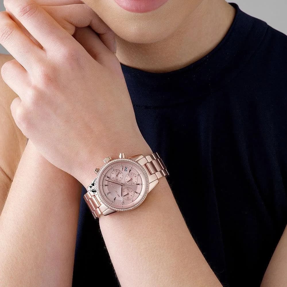 Attache bracelet Michael Kors MK6357 en acier inoxydable plaqué or rose avec fermoir déployante double sécurité, maillons lisses