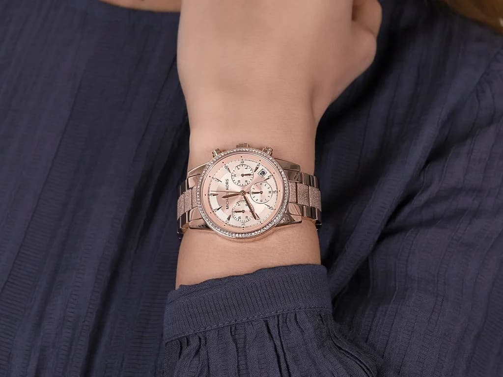 Attache bracelet Michael Kors MK6598 en acier doré orné de cristaux, fermoir déployant sécurisé