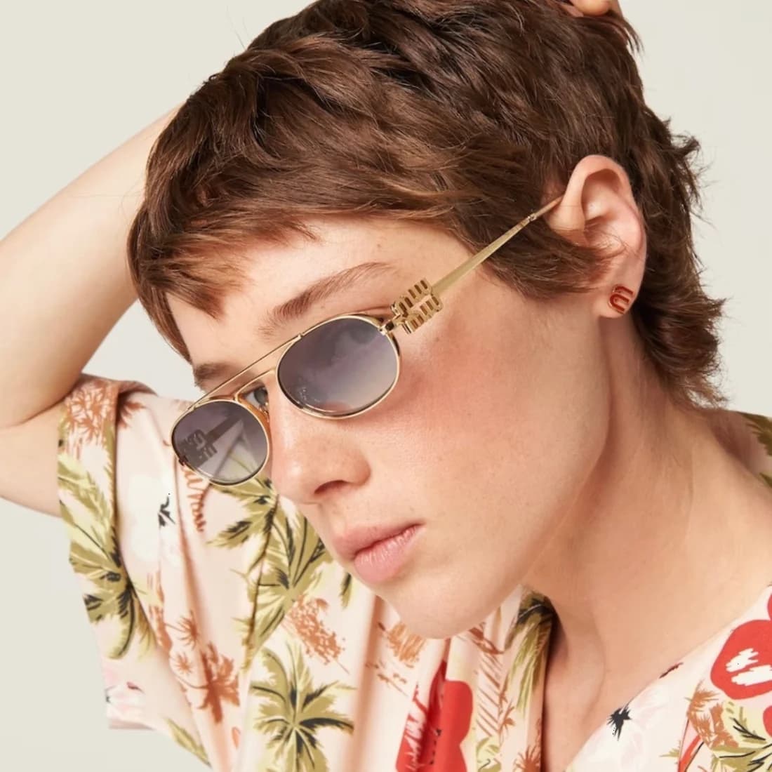 Lunettes de soleil Miu Miu MU54ZS 5AK30C - Monture métal or jaune unisexe vue 2