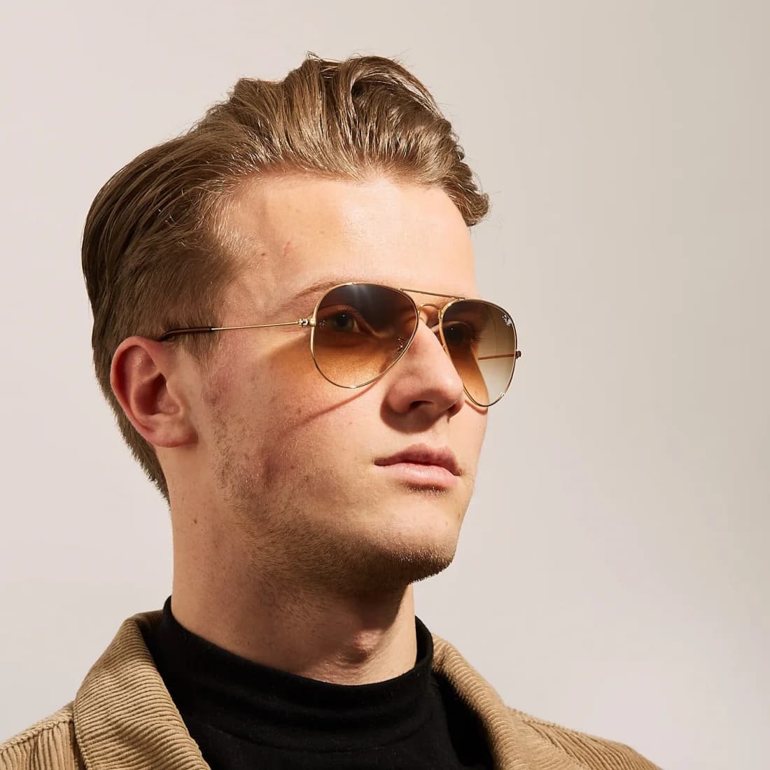 Lunettes de soleil Ray-Ban Aviator RB3025 001/51 - Monture or unisexe, verres dégradés marron vue 4