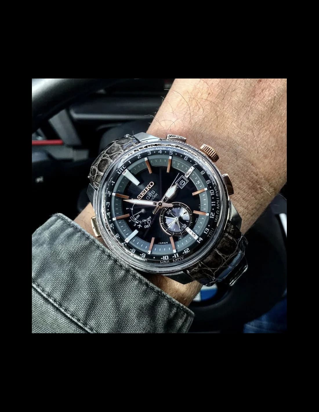 Attache bracelet Seiko SAS038J1 en cuir de crocodile noir, boucle déployante triple avec poussoirs en acier