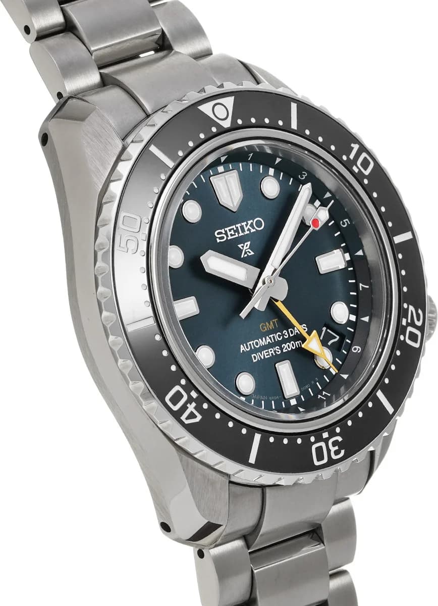 Visage cadran Seiko SBEJ021 affichant index appliqués, aiguille GMT rouge sur fond bleu texturé