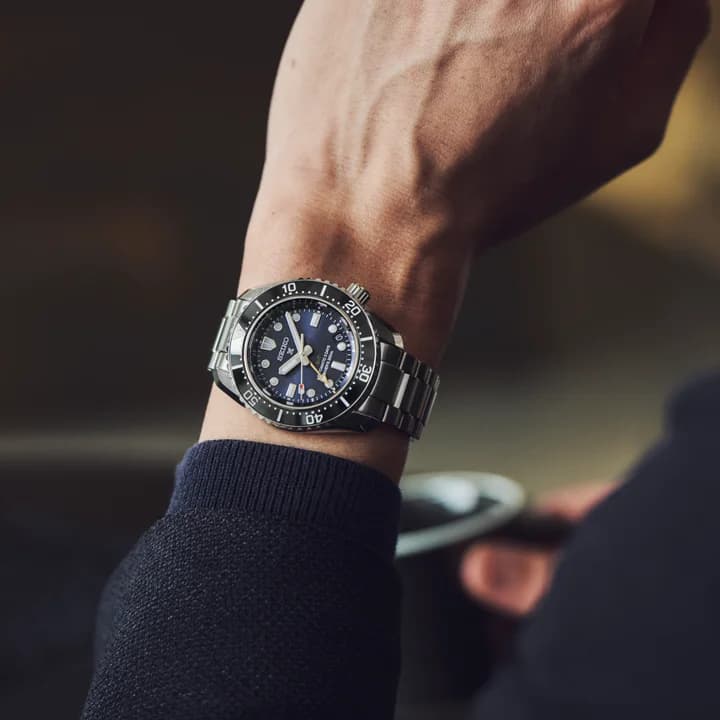 Attache bracelet Seiko SBEJ021 en acier à trois maillons avec fermoir déployant sécurisé et extension plongée