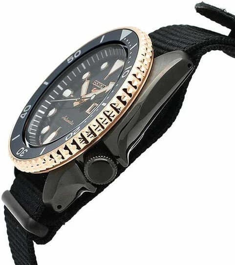 Visage cadran Seiko SBSA098 dévoile index bâtons argentés et aiguilles dauphines luminescentes sur cadran bleu soleillé