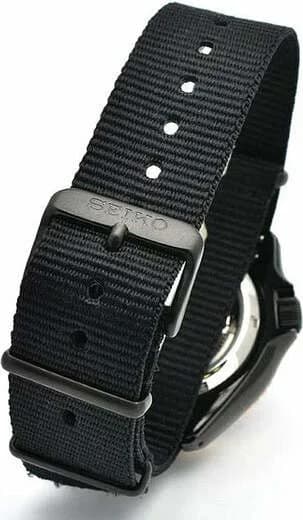Attache bracelet Seiko SBSA098 présente bracelet NATO bleu marine avec boucle à ardillon en acier inoxydable brossé
